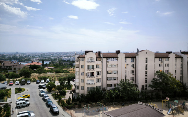u Plyazha Park Pobedy na 4 Gostey s Vidom Na More Flat