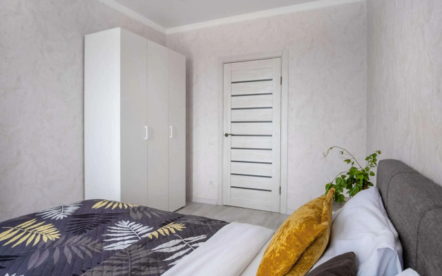 Na Pervomayskoy Ulitse 70 Flat