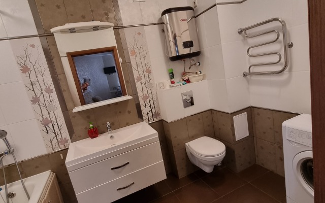 Tryohkomnatnye V Tsentre Goroda Po Istomina 41 Apartments