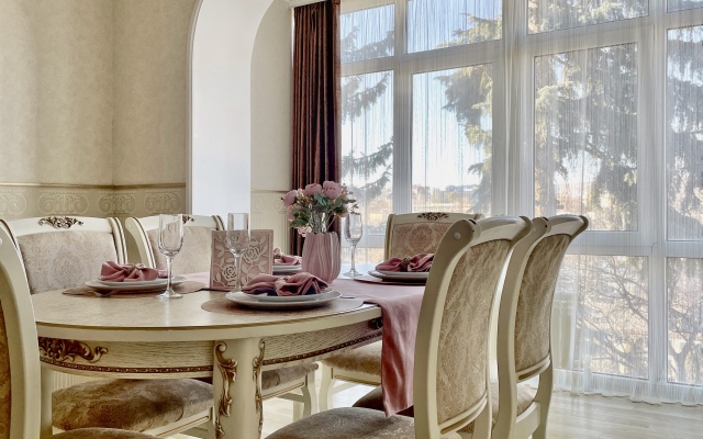 Квартира Шикарная в Центре Города с Двумя Спальнями