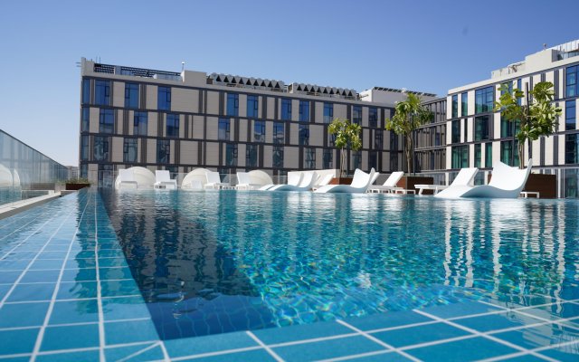 Отель Staybridge Suites Dubai Al-Maktoum Airport, an IHG Hotel