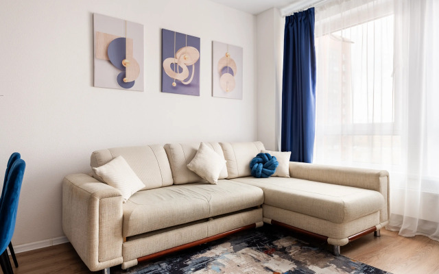 Uyutnaya evrodvushka s bol'shim divanom Flat