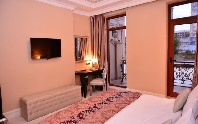 Lake Palace Hotel & Restaurant