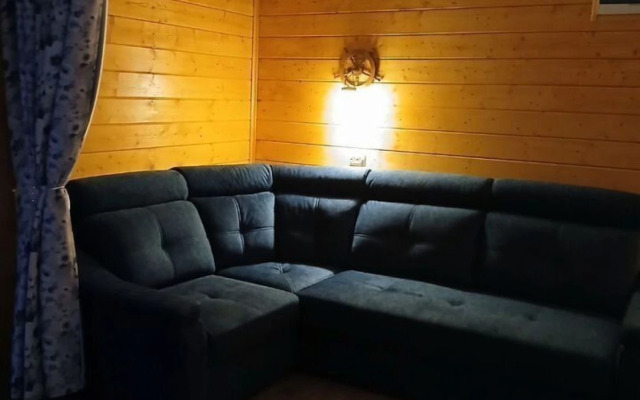 Частный Дом в Центpе Дeревни Взвад