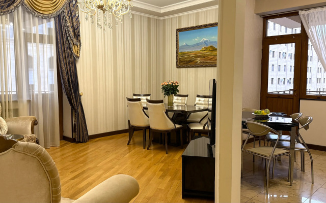 Апартаменты с 2 спальнями рядом с площадью от Sweet Home