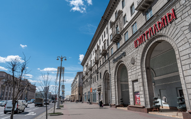 V Tsentre Minska Na Prospekte Nezavisimosti 13 Apartments