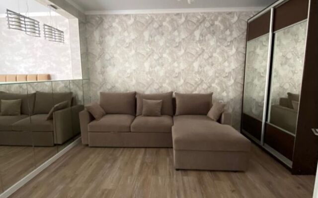 Na Ulitse Latysheva 3l Flat
