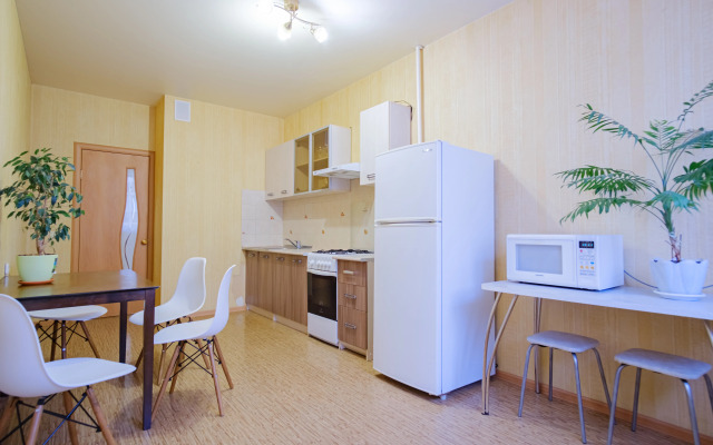 Uyutnaya Svetlaya Dvukhkomnatnaya Flat
