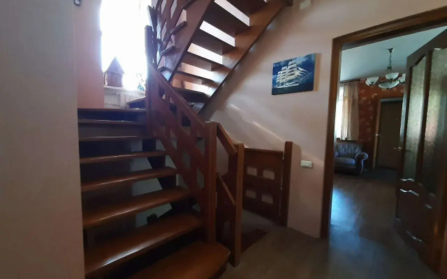 Na 11-Ya Zavokzalnoy 25 Private house