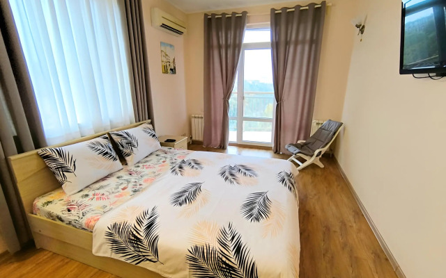 Trekhkomnatnaya na Beregu Morya Flat