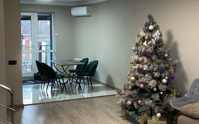 Частный Дом ШикаЛад Кмв с Зоной Отдыха на Улице