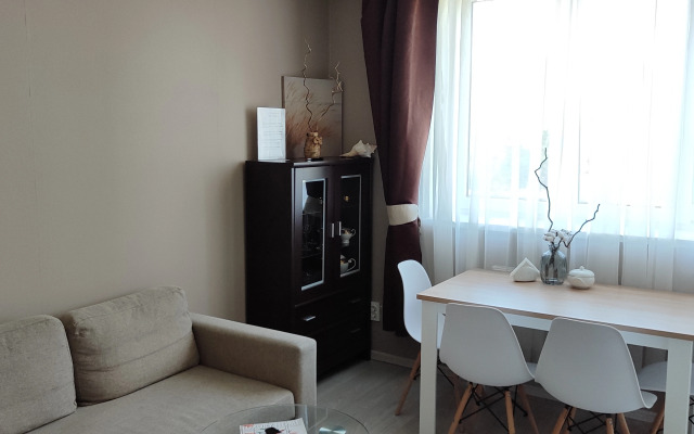 Dvukhurovnevaya U Morya Flat