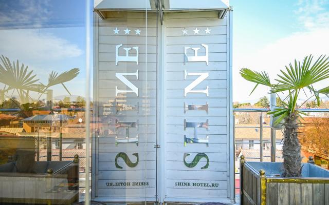 Shine House Hotel