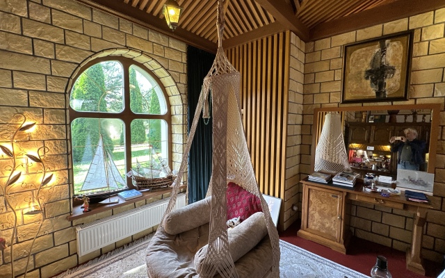 Aston Martin Tower Art Boutique-hotel