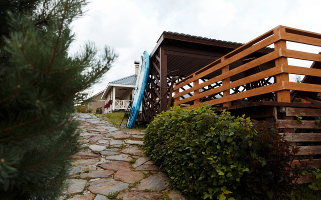 Частный дом у реки