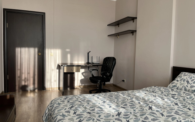 Prostornaya Kvartira V Tsentre Goroda Flat