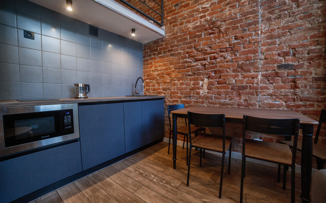 Sovremennaya dvukhurovnevaya studiya Flat