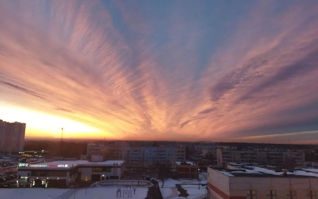 Uyutnye Dvuhkomnatnye s Krasivymi Zakatami Apartments