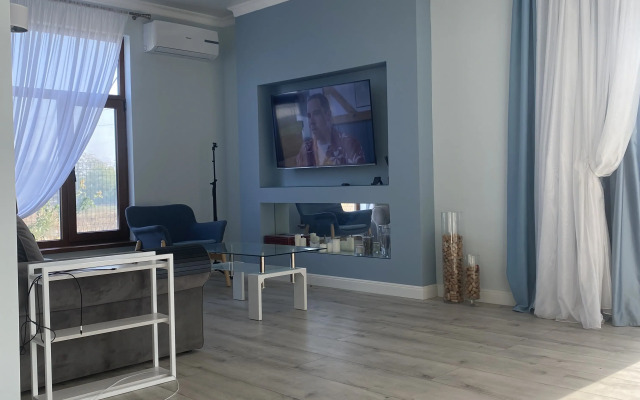 S Basseynom U Morya Private house