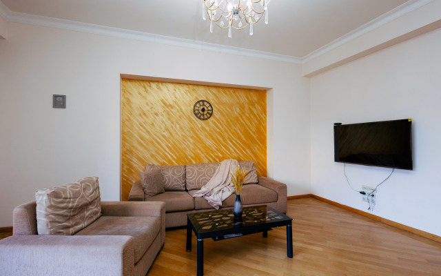 2-K v Novostroyke, Ulitsa Arama, Di480 Flat