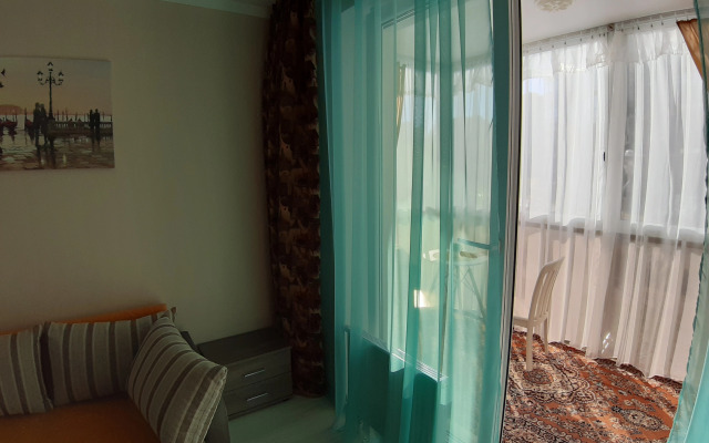 Uyutnaya kvartirka u ozera Flat
