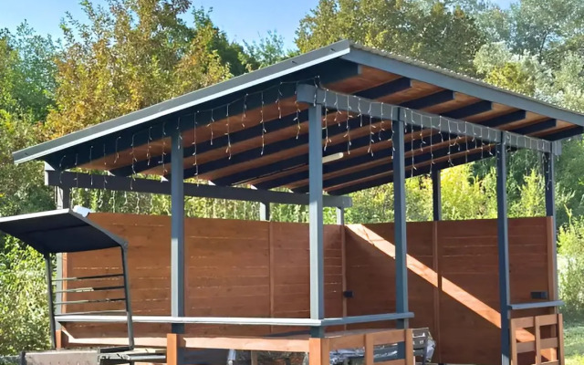 Частный дом Загородный комплекс на берегу реки с баней