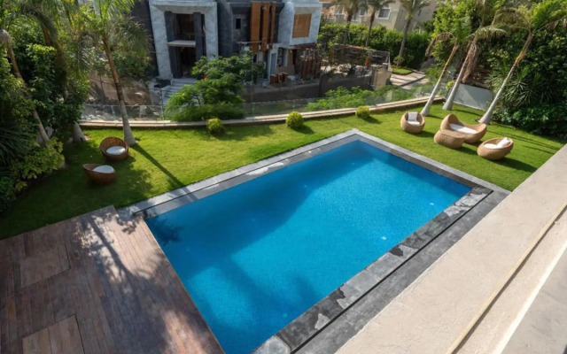 Settle Inn Luxury Swan Lake Villa