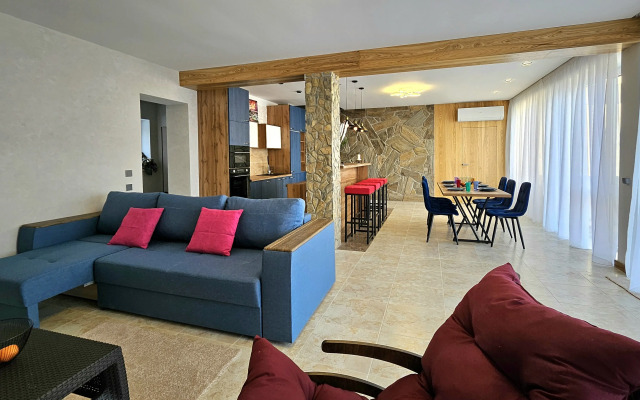 Dom s Basseynom i Plyazhem v sele Andreevka Chalet