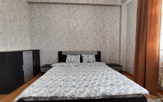 Prostornye Dvukhkomnatnye V Tsentre Bishkeka Apartments