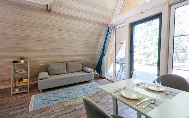 Частный дом А-фрейм для отдыха в дубовом лесу