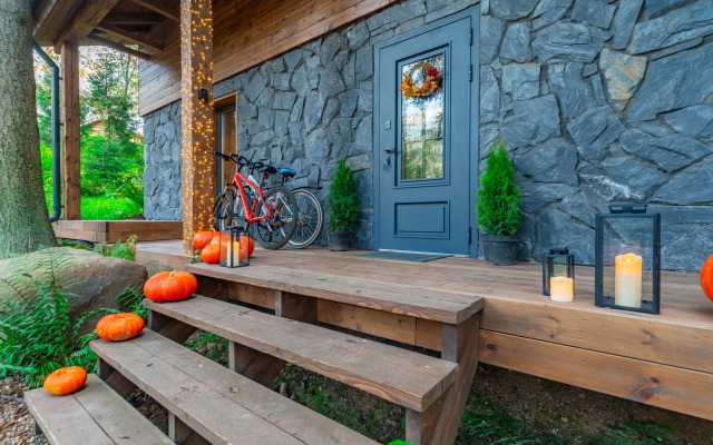 Шале с камином и джакузи в лесу