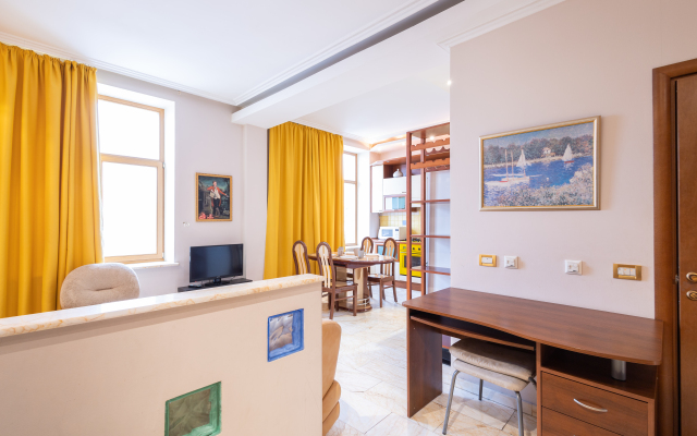 Ryadom S Krasnoy Ploschadyyu Flat