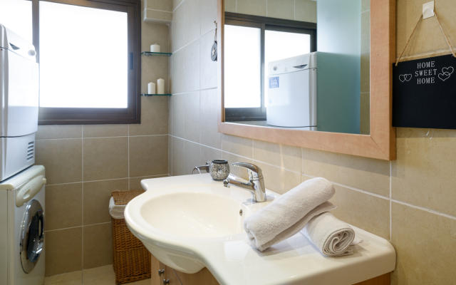 Comfort & Balcony By Feelhome Apartments