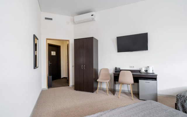Maksim Gorykiy Hotel
