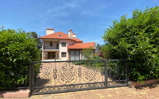 V Kedrovoy Rosche Guest House