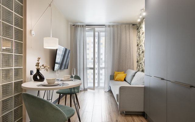 Апартаменты улучшенные в новом доме с качелей