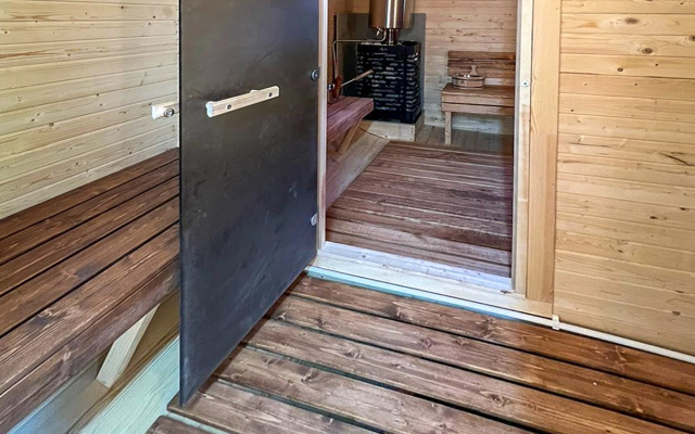 Siniy Domik V Lesu Na Zhivopisnoy Ulitse Glamping