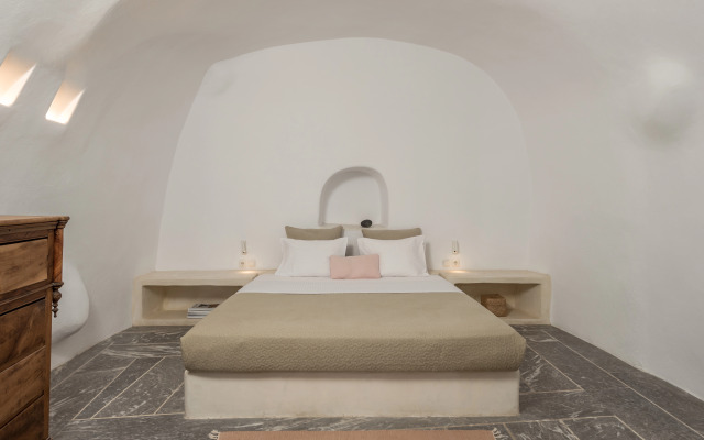 Parathira Cave Houses by Oia Villa