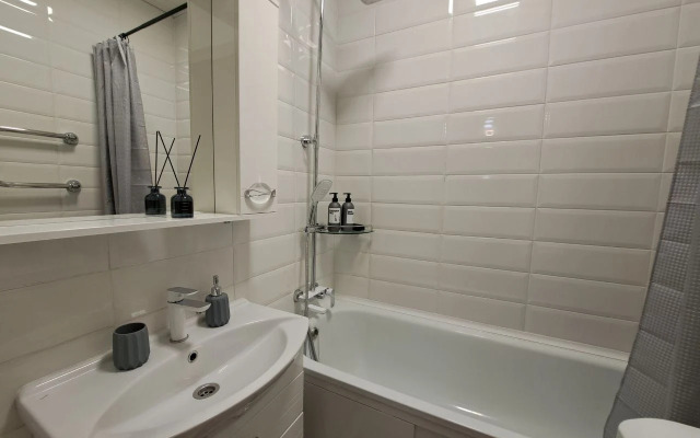 Жилое помещение 2-к квартира у метро Молодежная с яркими закатами