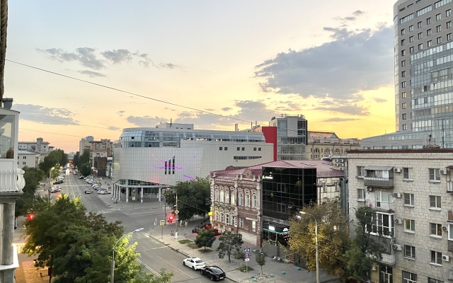 Апартаменты трёхкомнатные в центре города с балконом