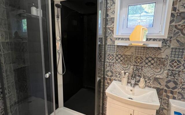 Шале Желтый домик в лесу на Живописной улице