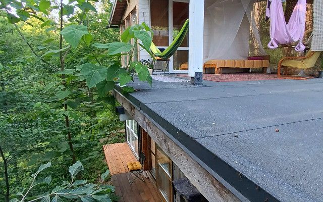 Uedinennoye v Tsentre Sochi Bungalow