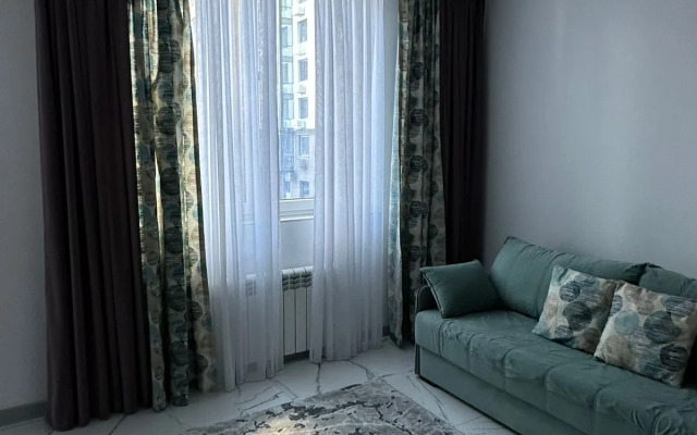 Апартаменты-студия 30 кв.м. с двуспальным диваном и панорамными окнами, 2 этаж