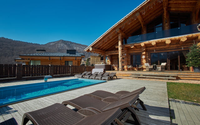 Kedr 760, 5 spalen, 12 gostej s Bassejnom i Banej Chalet
