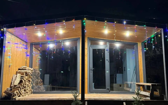 Частный дом с камином у ручья