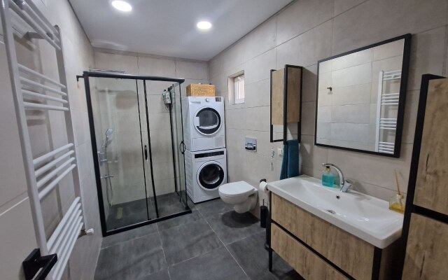 Prostornaya Kvartira Vozle Morya Apartments