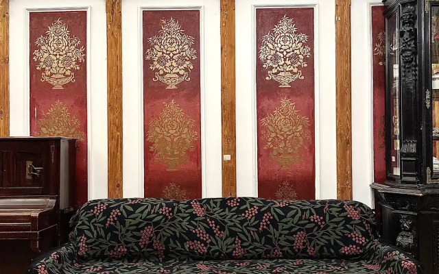 Квартира с антикварной мебелью