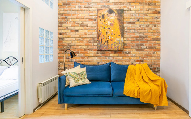 Апартаменты на Большом 13 Два Окна в Спальне