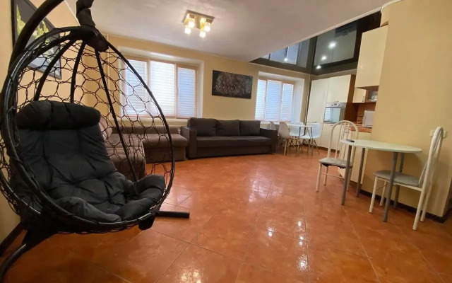 Квартира Уникальная трёшка с отдельным входом и двором