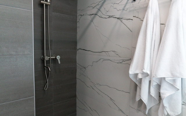 Апартаменты-студия Города 30 кв м с двуспальным диваном и панорамными окнами 4 этаж